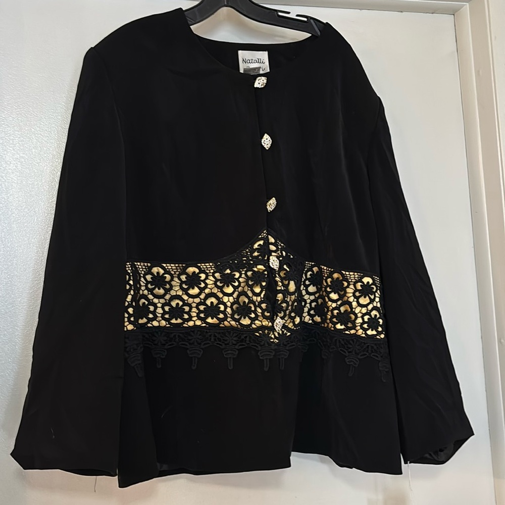 Gorgeous Natalie Barri jacket with gold inlay under embroidered floral design 22